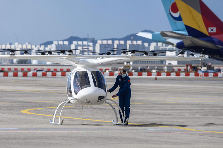 Perintis mobilitas udara perkotaan (UAM) Jerman, Volocopter, telah menyelesaikan uji terbang pertama dengan pesawat 2X-nya di Seoul, Korea Selatan, Kamis, 11 November 2021. Itu adalah penerbangan uji publik awak pertama dari taksi udara lepas landas dan mendarat vertikal (eVTOL) listrik sepenuhnya di Korsel.