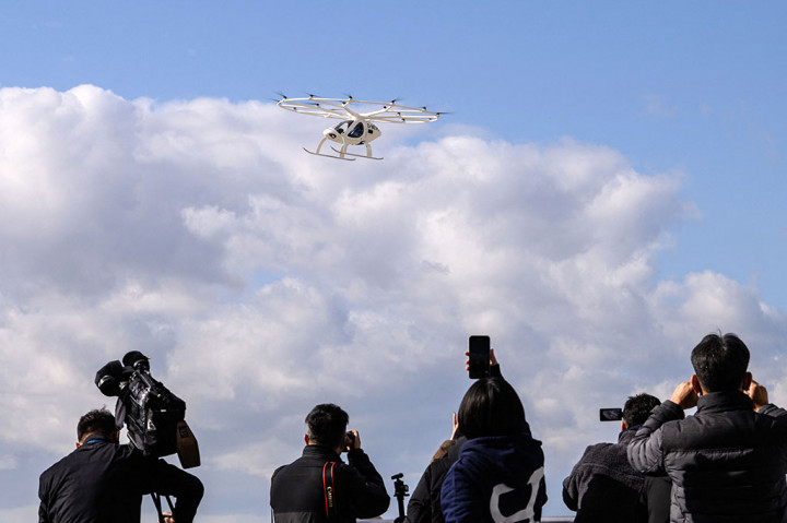 Menteri Pertanahan, Infrastruktur, dan Transportasi (MOLIT) Republik Noh Hyeong Ouk menyaksikan uji terbang bersejarah, menandai tonggak sejarah dalam rencana Volocopter untuk memperkenalkan taksi udara secara global.