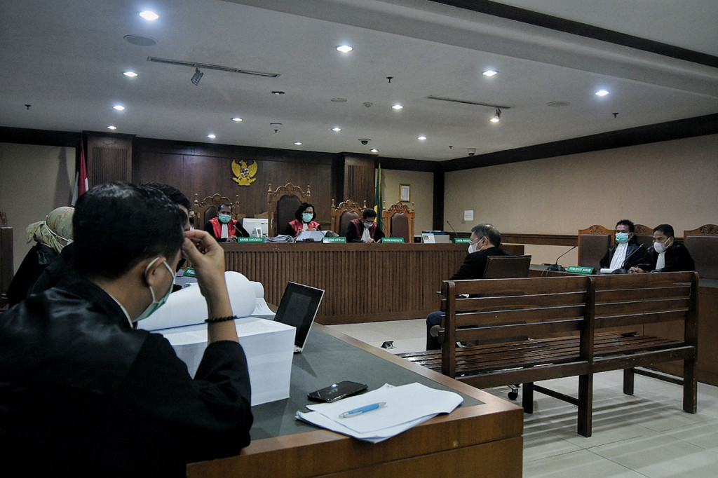 Mantan Direktur Utama PT Pelabuhan Indonesia II (Persero) Richard Joost Lino alias RJ Lino (kanan) saat akan menjalani sidang tuntutan di Pengadilan Tipikor, Jakarta, Kamis, 11 November 2021.