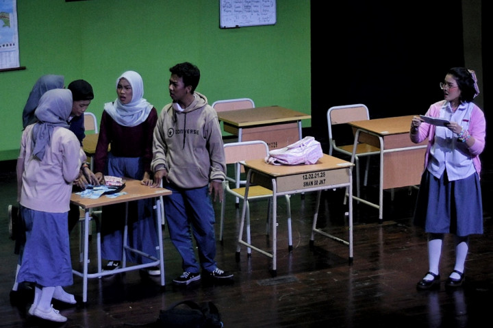 Kelompok Teater Sembilu melakukan pementasan dengan judul