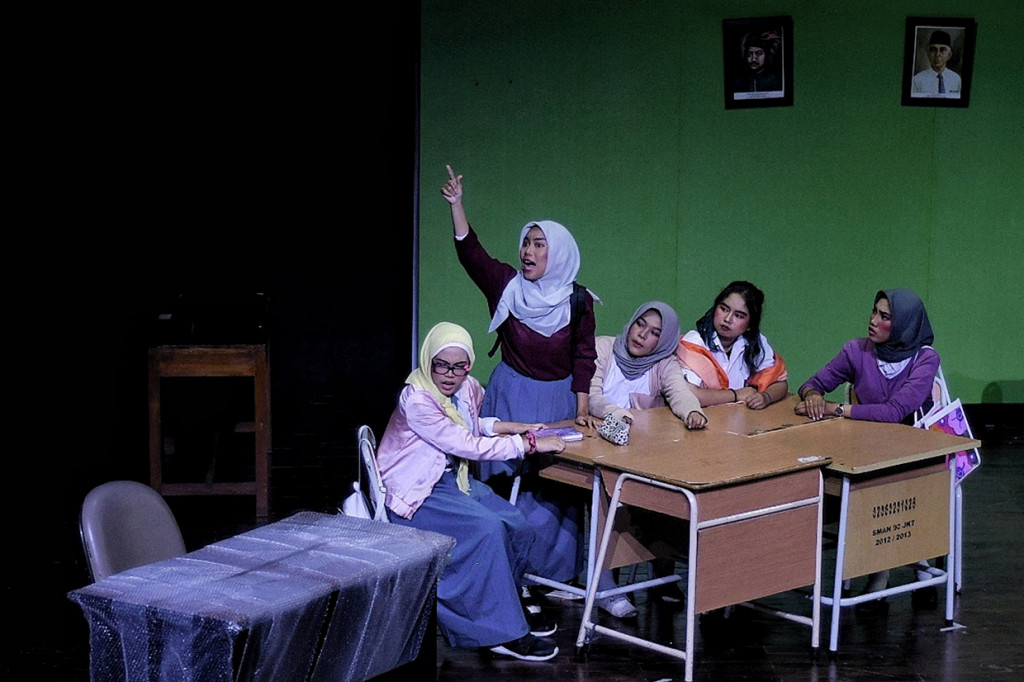 Kelompok Teater Sembilu melakukan pementasan dengan judul
