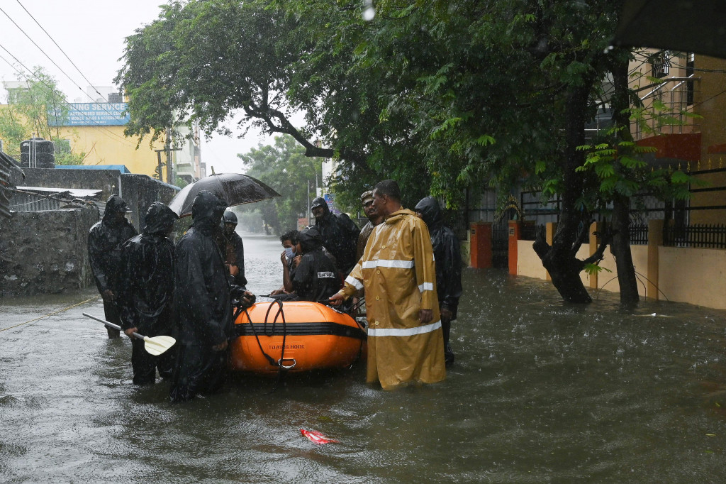 Sebagian besar wilayah di ibu kota negara bagian Chennai, yang menjadi pusat manufaktur mobil di India, tergenang banjir. 