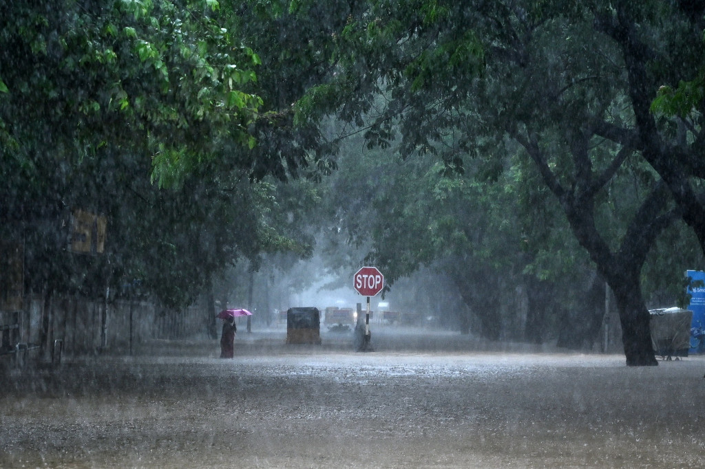 Otoritas setempat menggunakan pompa untuk mengeringkan sejumlah area yang digenangi banjir setinggi pinggang.