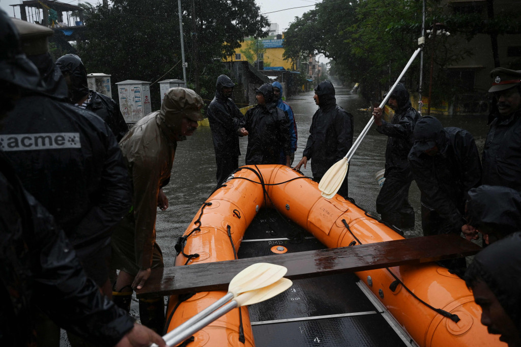 Ribuan orang di daerah dataran rendah dipindahkan ke tempat yang aman, kata para pejabat. Banyak sekolah dan perguruan tinggi di Tamil Nadu tetap ditutup, sementara beberapa layanan kereta api masih ditangguhkan.