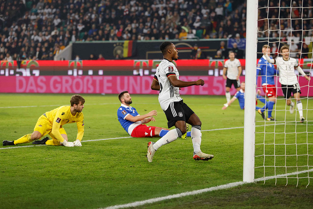 Lantas pada menit ke-20 Jerman memaksa Daniel Kaufmann mencetak gol bunuh diri kala berusaha menghalau umpan tarik Christian Guenter.