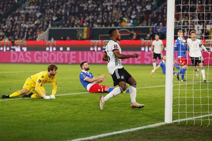 Lantas pada menit ke-20 Jerman memaksa Daniel Kaufmann mencetak gol bunuh diri kala berusaha menghalau umpan tarik Christian Guenter.