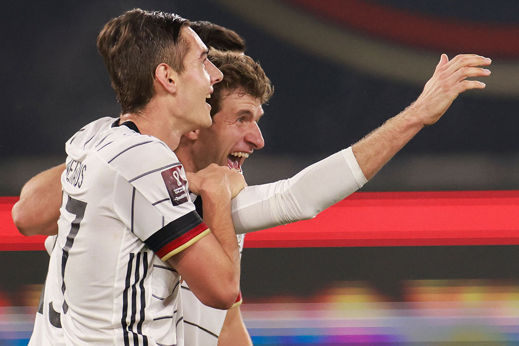 Lantas dalam 15 menit terakhir waktu normal Thomas Mueller mencetak dua gol mengapit gol cantik Ridle Baku untuk memperlebar keunggulan Jerman menjadi 8-0.