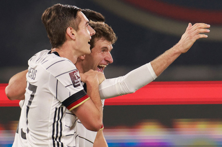Lantas dalam 15 menit terakhir waktu normal Thomas Mueller mencetak dua gol mengapit gol cantik Ridle Baku untuk memperlebar keunggulan Jerman menjadi 8-0.