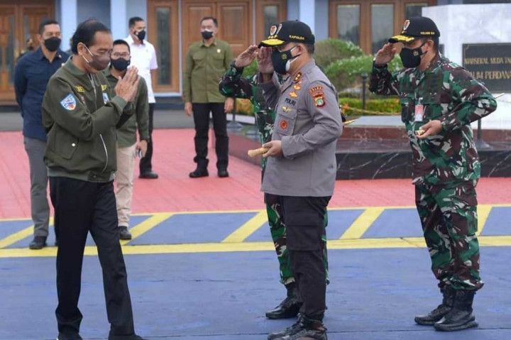 Setibanya di Bandar Udara Internasional Lombok Zainuddin Abdul Majid, Kabupaten Lombok Tengah, Presiden akan langsung menuju Pit Building Sirkuit Mandalika, Kawasan Ekonomi Khusus Mandalika, untuk meninjau ruang kontrol Sirkuit Mandalika berikut menyimak penjelasan panel sirkuit tersebut.