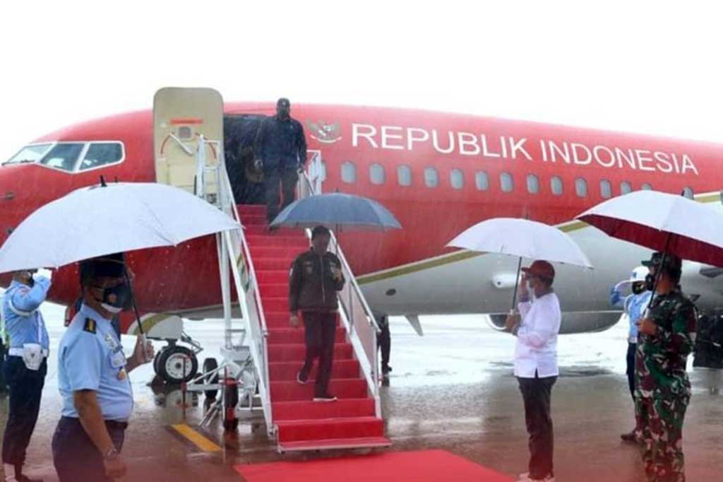 Dalam keadaan hujan, pesawat Kepresidenan Indonesia-1 yang membawa Presiden Joko Widodo dan rombongan tiba di Bandar Udara Internasional Lombok (BIL) Zainuddin Abdul Majid, Kabupaten Lombok Tengah, Nusa Tenggara Barat, Jumat, 12 November 2021.