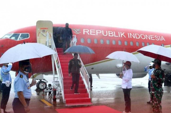 Dalam keadaan hujan, pesawat Kepresidenan Indonesia-1 yang membawa Presiden Joko Widodo dan rombongan tiba di Bandar Udara Internasional Lombok (BIL) Zainuddin Abdul Majid, Kabupaten Lombok Tengah, Nusa Tenggara Barat, Jumat, 12 November 2021.