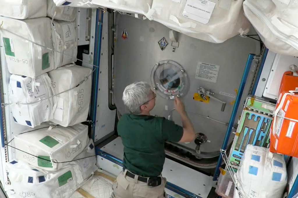 Astronaut Mark Vande Hei membuka palka Stasiun Luar Angkasa Internasional (ISS) setelah SpaceX Dragon dengan misi Crew-3 berlabuh di atas kapal.