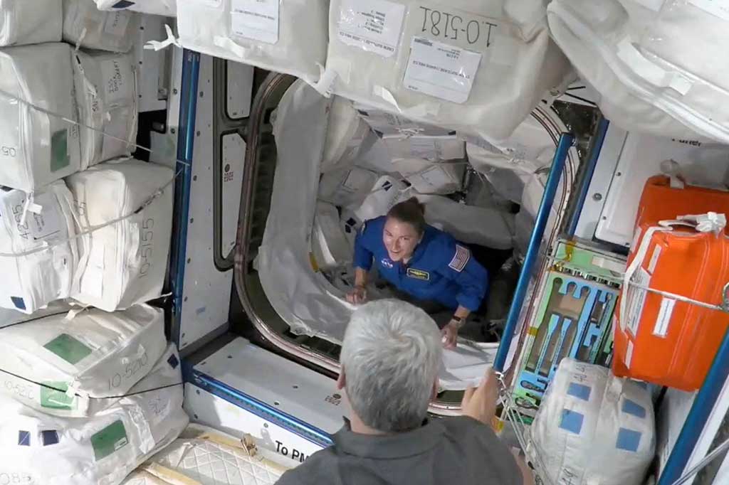 Astronaut Kayla Barron melewati palka Crew-3 Dragon 'Endurance' setelah berhasil merapat dengan Stasiun Luar Angkasa Internasional (ISS).