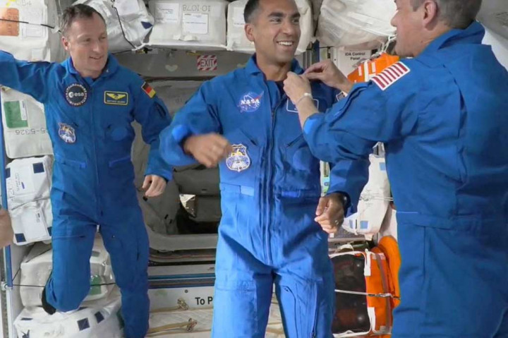 Astronaut Tom Marshburn menyematkan lencana astronaut NASA kepada Raja Chari setelah Crew-3 Crew Dragon 'Endurance' berhasil merapat dengan Stasiun Luar Angkasa Internasional (ISS).