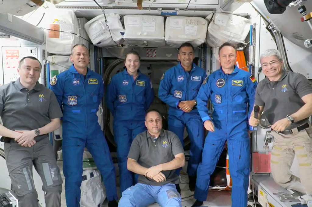 Raja Chari dari Crew-3, Kayla Barron dan Tom Marshburn dari Amerika Serikat dan Matthias Maurer akan menghabiskan enam bulan di pos orbit dan melakukan penelitian untuk membantu menginformasikan eksplorasi ruang angkasa di masa depan dan memberi manfaat bagi kehidupan di Bumi.