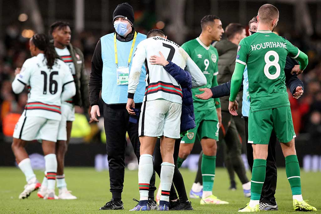 Gadis kecil berkaca mata itu kemudian mendapatkan pelukan dari pahlawannya tersebut. 