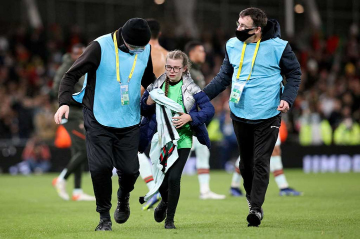 Penggemar cilik dengan rambut kepang dua tersebut kemudian meninggalkan lapangan dengan membawa jersey idolanya sambil menangis gembira.