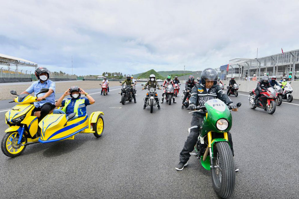  Presiden Joko Widodo mencoba lintasan Sirkuit Mandalika di Lombok Tengah, Nusa Tenggara Barat, Jumat, 12 November 2021, yang akan digunakan untuk perhelatan balap motor internasional World Superbike 19-21 November 2021.