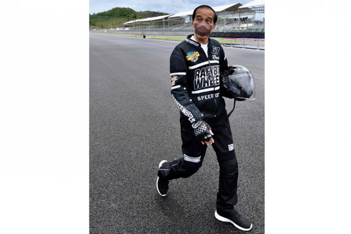 Presiden menjajal lintasan Sirkuit Mandalika dengan mengenakan jaket motor 'Rabbit & Wheels dan bawahan celana panjang balap berwarna hitam, serta mengenakan helm lokal buatan Bandung, Jawa Barat, merek RSV.
