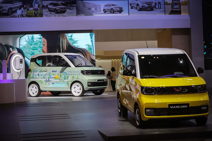 Pada GIIAS 2021, Wuling menunjukkan dua mobil listrik berplatform Small Electric Vehicle (GSEV) yang menjadi mobil terlaris (terjual lebih dari 650.000 unit) di pasar Tiongkok sebagai market otomotif terbesar di dunia.