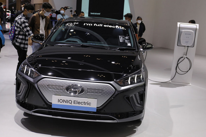 Produsen otomotif Korea Selatan yang juga menanamkan investasinya di Indonesia, Hyundai membawa mobil konsep EV Prophecy yang mengedepankan bahasa desain sensuous sportiness. 