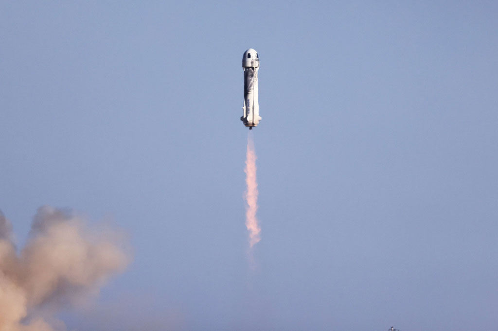 Juga ikut dalam perjalanan 11 menit yang membawa mereka melampaui atmosfer Bumi dan kembali lagi ke Bumi adalah eksekutif Blue Origin, Audrey Powers dan salah satu pendiri Planet Labs, Chris Boshuizen.