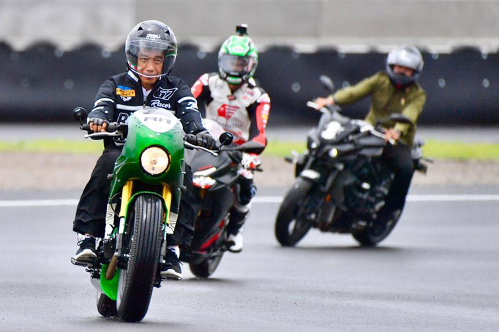 Presiden Joko Widodo mencoba lintasan Sirkuit Mandalika di Lombok Tengah, Nusa Tenggara Barat, Jumat, 12 November 2021, yang akan digunakan untuk perhelatan balap motor internasional World Superbike 19-21 November 2021.