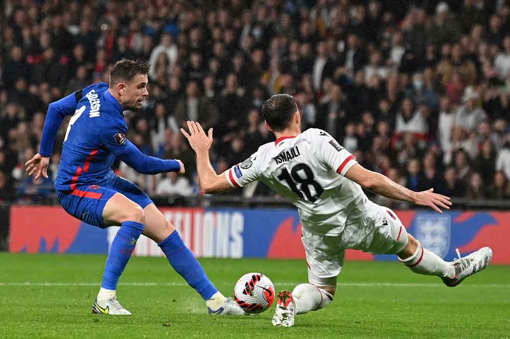 Pada menit ke-28 Inggris menambah keunggulan atas Albania jadi 3-0 lewat sepakan kaki kiri Jordan Henderson yang memperdaya kiper Thomas Strakosha.