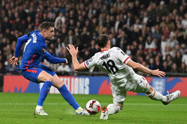 Pada menit ke-28 Inggris menambah keunggulan atas Albania jadi 3-0 lewat sepakan kaki kiri Jordan Henderson yang memperdaya kiper Thomas Strakosha.