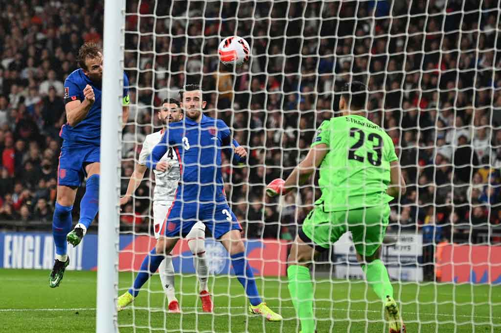 Momentum Inggris berlanjut dan pada menit ke-33. Kane mencetak gol keduanya dengan melesakkan bola ke pojok kanan atas gawang yang tak terjangkau upaya penyelamatan Strakosha.