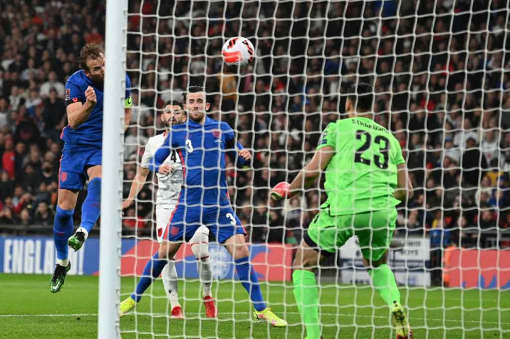 Momentum Inggris berlanjut dan pada menit ke-33. Kane mencetak gol keduanya dengan melesakkan bola ke pojok kanan atas gawang yang tak terjangkau upaya penyelamatan Strakosha.