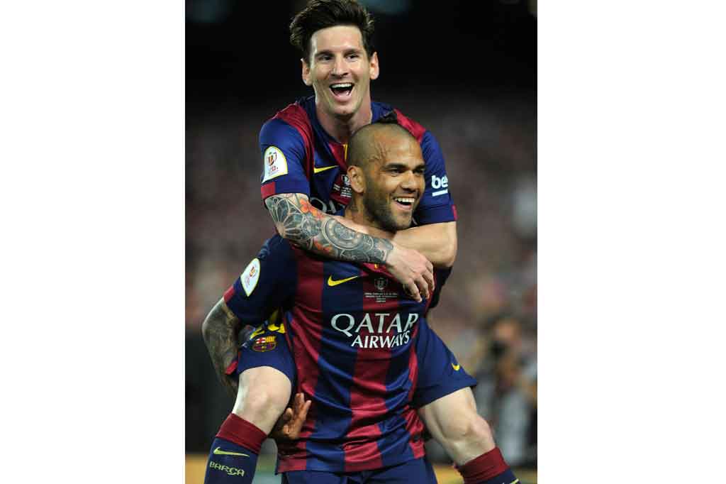 Alves bermain untuk Barca antara 2008 hingga 2016 dengan karier yang sarat trofi, di mana dia memenangkan enam gelar LaLiga, tiga Liga Champions dan tiga trofi Piala Dunia Antarklub.