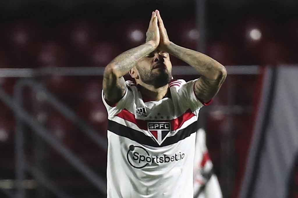 Alves bergabung dengan klub Brasil Sao Paulo pada 2019 setelah 17 tahun berkarier di Eropa bersama sejumlah klub top seperti Sevilla, Barcelona, ????Juventus, dan Paris Saint-Germain. Dia kemudian mengakhiri kontraknya pada September menyusul perselisihan tentang gaji yang belum dibayar.