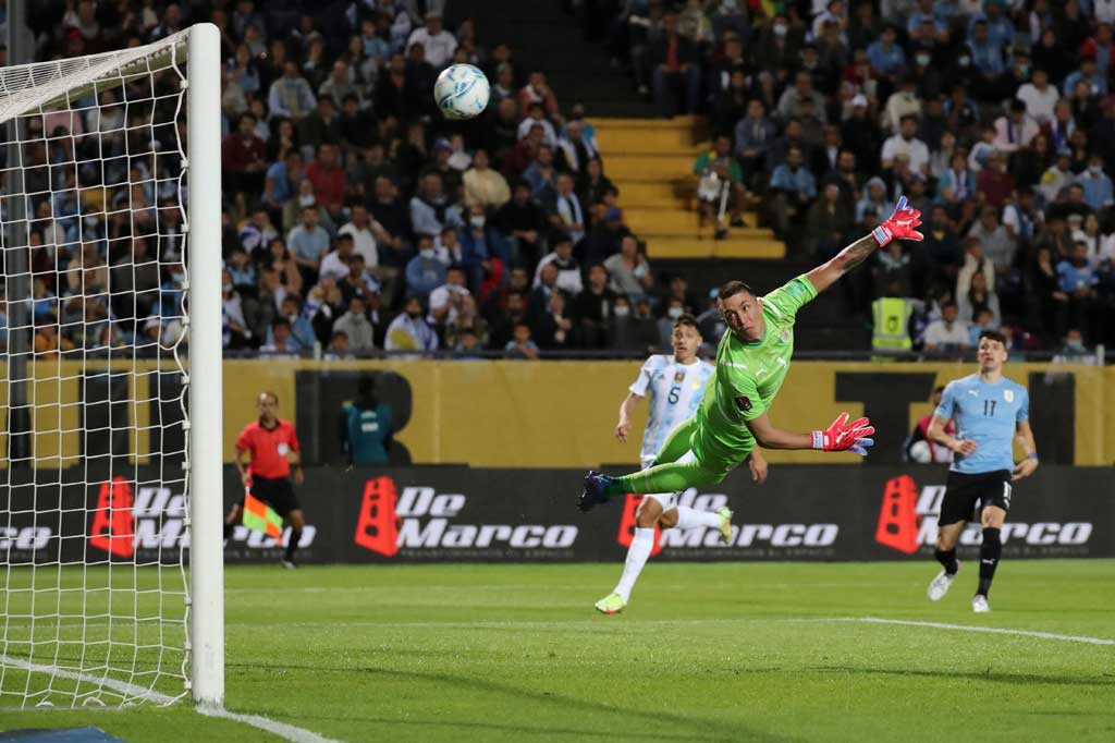 Memanfaatkan umpan dari Paulo Dybala, pemain Paris Saint-Germain (PSG) tersebut sukses menjebol gawang Fernando Muslera lewat sepakan kaki kiri melengung demi mengubah skor menjadi 1-0 untuk Argentina.
