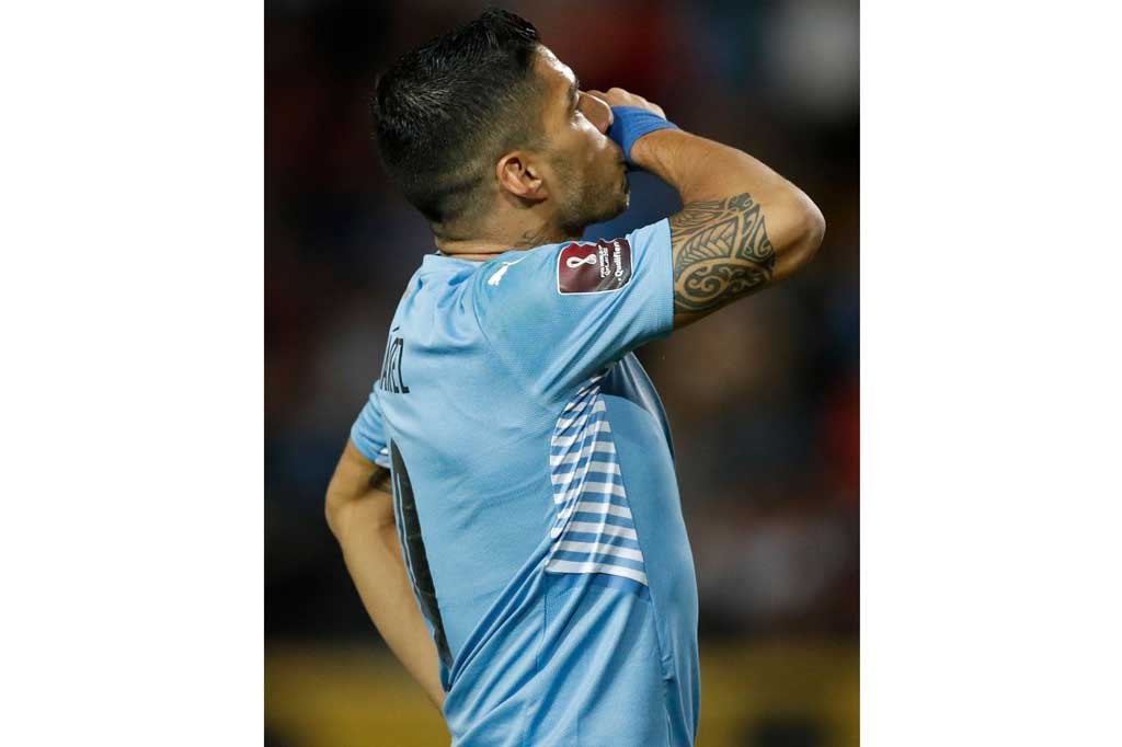 Pada menit ke-31, Uruguay menciptakan peluang lagi melalui tendangan Suarez dari luar kotak penalti, namun bola masih membentur tiang gawang. 