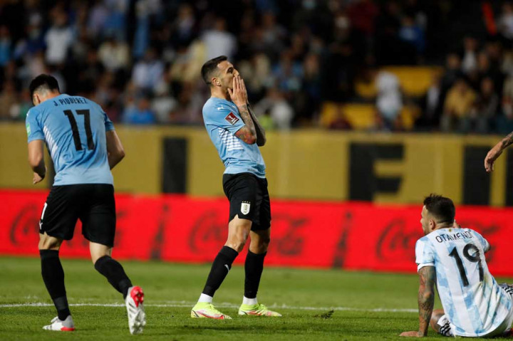 Tuan rumah kembali menebar ancaman lewat tendangan Matias Vecino pada menit ke-42, tetapi bola masih bisa ditangkap Martinez. Skor 1-0 untuk keunggulan Argentina tak berubah hingga jeda.