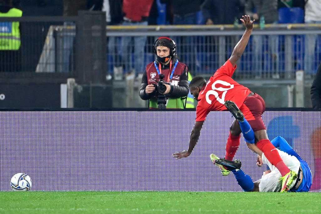 Gli Azzurri mendapat hadiah penalti di penghujung waktu normal setelah Domenico Berardi dijatuhkan  Ulisses Garcia di kotak terlarang dalam situasi serangan balik Italia.