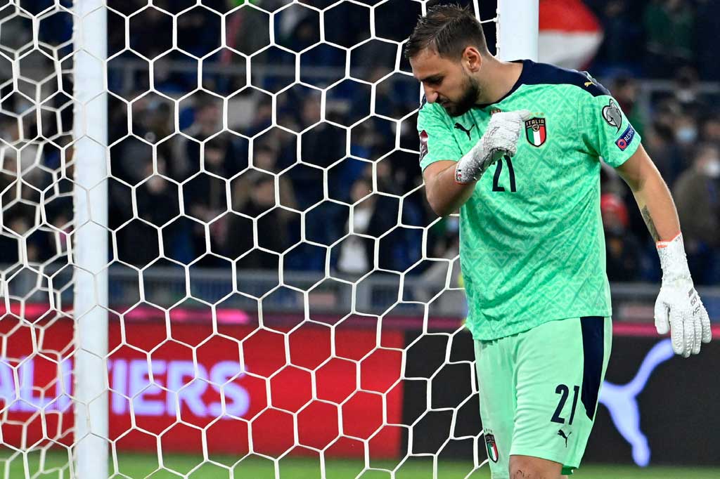 Kegagalan Jorginho itu bahkan nyaris dibayar mahal oleh Italia sebab pada menit ketiga injury time kiper Gianluigi Donnaruma gagal mengantisipasi umpan silang Denis Zakaria dan bola liar disambar oleh Andi Zeqiri. Beruntung bola berhasil dihalau Giovanni Di Lorenzo tepat di garis gawang.