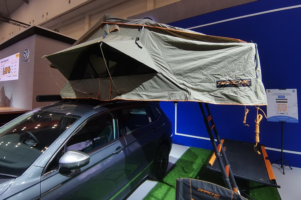 Tenda ini bisa dibangun di atas mobil dengan memanfaatkan roof rail yang disediakan oleh pihak pabrikan.