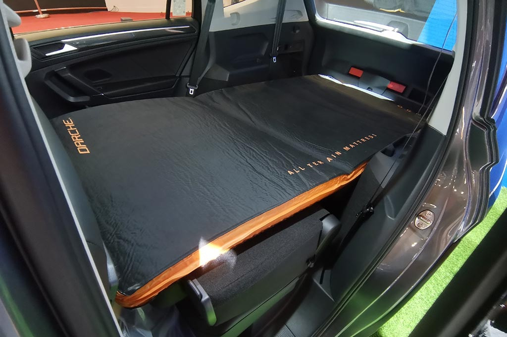 Kabin Tiguan Allspace bisa dimanfaatkan tidur oleh sejumlah dua orang dewasa, dan dua orang di dalam tenda.
