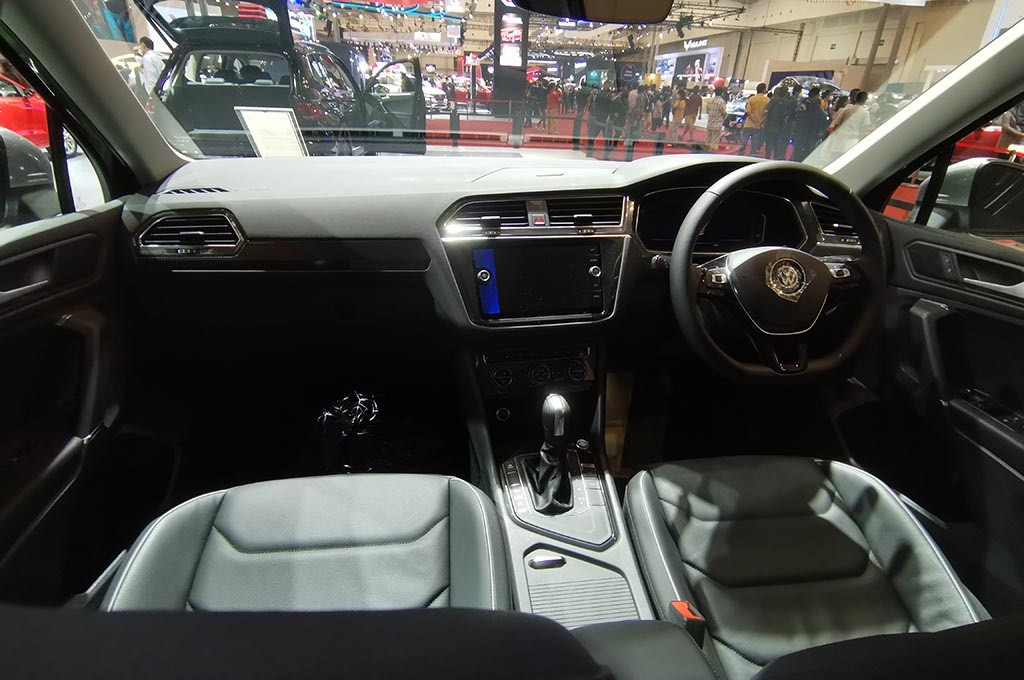 Mobil ini menawarkan interior yang mewah, dengan jok berbahan kulit dan sentuhan material soft touch di dasbor dan door trim.