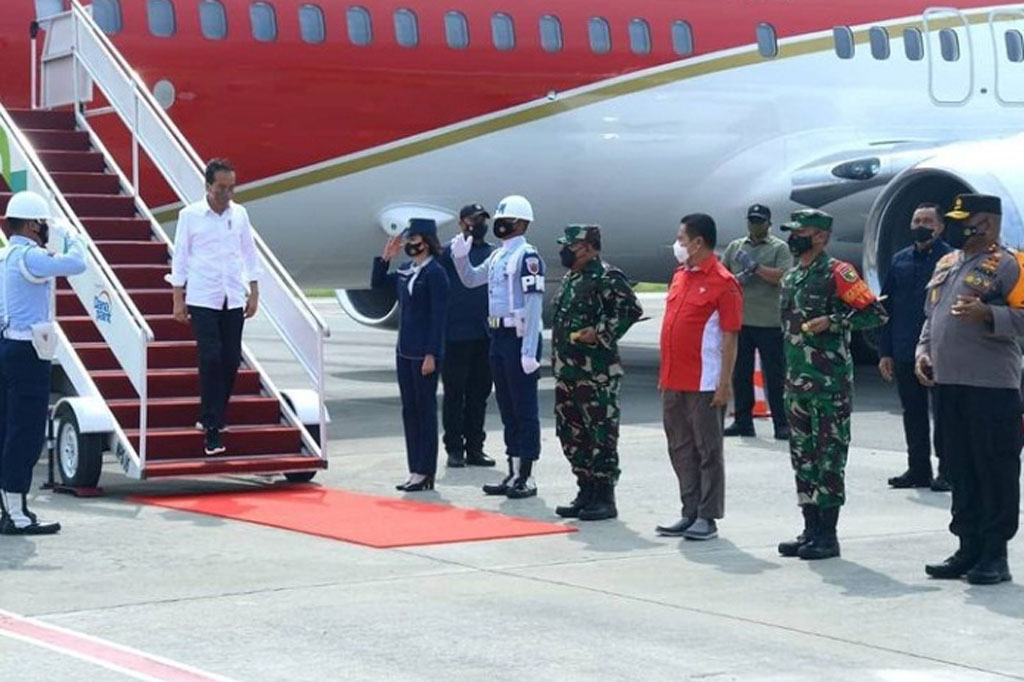 Presiden Joko Widodo dan rombongan tiba di Bandara Sentani, Kabupaten Jayapura, Papua, Sabtu, 13 November 2021, dengan menggunakan Pesawat Kepresidenan Indonesia-1.