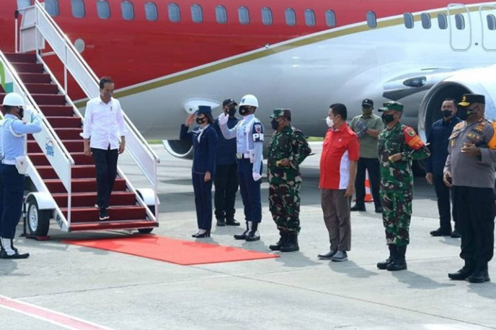 Presiden Joko Widodo dan rombongan tiba di Bandara Sentani, Kabupaten Jayapura, Papua, Sabtu, 13 November 2021, dengan menggunakan Pesawat Kepresidenan Indonesia-1.