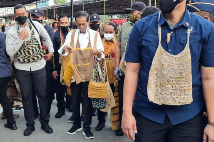 Saat melintas di Pasar Noken Taman Imbi, Kota Jayapura Papua, Presiden Jokowi dan rombongan menghentikan kendaraannya. Jokowi dan rombongan kemudian membeli sejumlah noken atau tas kerajinan khas Papua dan beberapa kerajinan tangan lainnya.