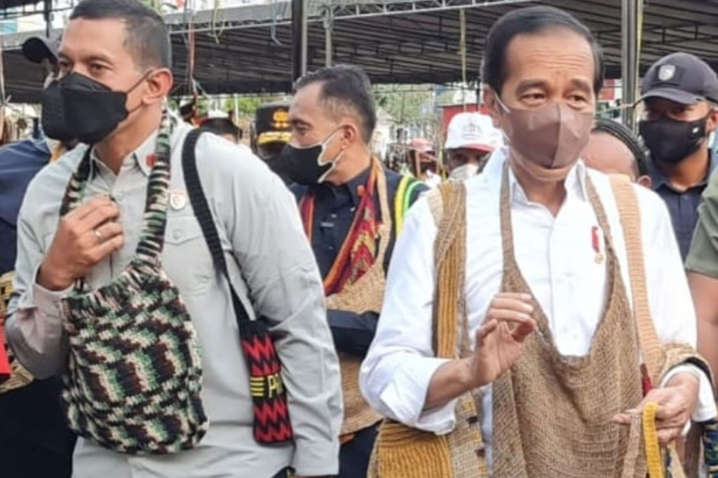 Hal itu sebenarnya di luar agenda yang telah dijadwalkan. Presiden dan rombongan seharusnya diagendakan akan menuju GOR Cendrawasih untuk menyaksikan olah raga bulu tangkis.