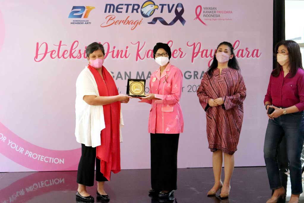 Wakil Ketua MPR RI Lestari Moerdijat (kiri) bertukar cinderamata dengan Perwakilan Yayasan Kanker Payudara Indonesia (YKPI) Titien Pamudji (kedua kiri), disaksikan
Ketua HUT ke-21 Metro TV Meniek Andini (kedua kanan), dan Head of Corporate Communications Metro TV Fifi Aleyda Yahya, saat acara Deteksi Dini Kanker Payudara dengan Metode Mammografi, di kompleks Media Group, Jakarta, Sabtu, 13 November 2021.