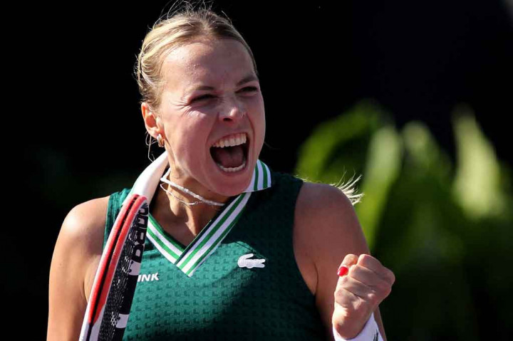 Petenis Estonia Anett Kontaveit memastikan satu tempat di semifinal WTA Finals, setelah mengalahkan unggulan ketiga asal Republik Ceko, Karolina Pliskova pada babak penyisihan grup, Sabtu, 13 November 2021.
