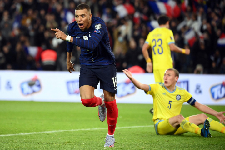 Bintang Paris Saint-Germain itu lantas membuat hattrick pada menit ke-32 dengan tandukan kerasnya yang menyambut umpan silang terukur kiriman Kingsley Coman.