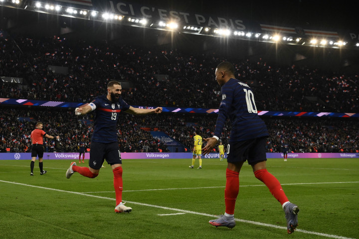 Empat menit kemudian, Benzema mencetak gol keduanya yang membuat Prancis memimpin 5-0 dengan sontekan sederhana menyelesaikan umpan matang sodoran Mbappe.