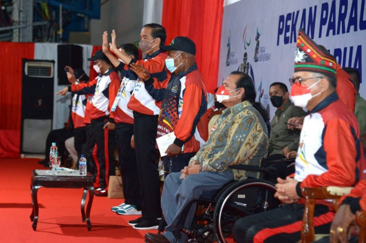 Presiden Joko Widodo resmi menutup menutup Pekan Paralimpik Nasional (Peparnas) XVI Papua Tahun 2021, yang digelar di Stadion Mandala, Kota Jayapura, Sabtu, 13 November 2021, malam WIT.